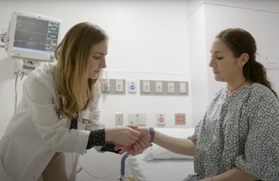 Кодирование Аквилонг в Красногорске Врач держит пациентку за руку