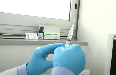 Проведение кодирования Вивитролом в Красногорске Шприц с Вивитролом в руках у врача